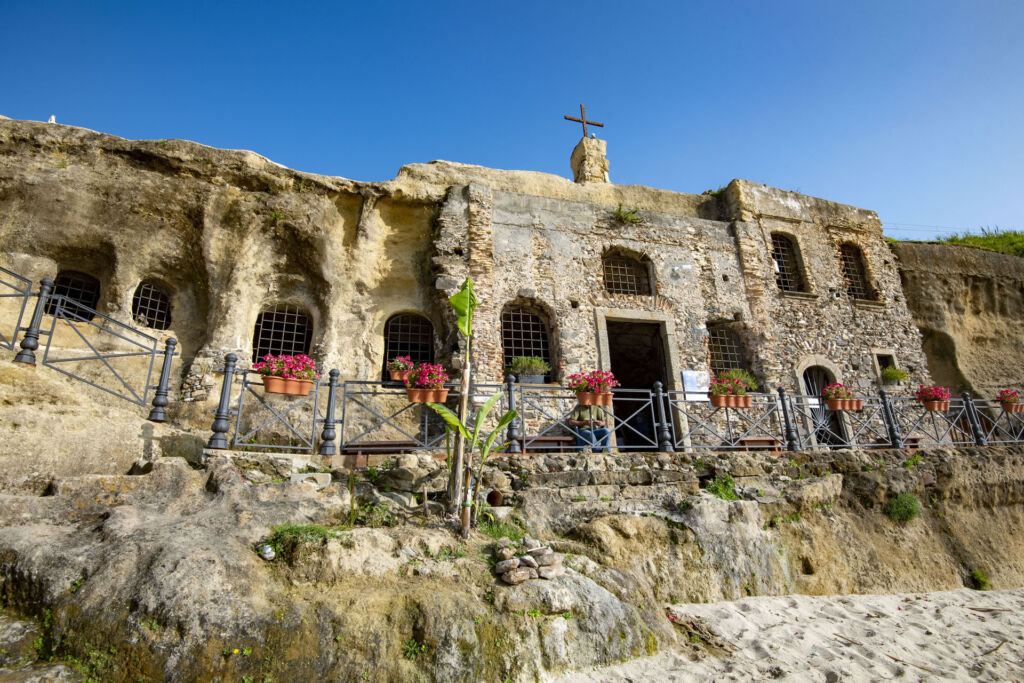 esterno della Chiesa di Piedigrotta di Pizzo